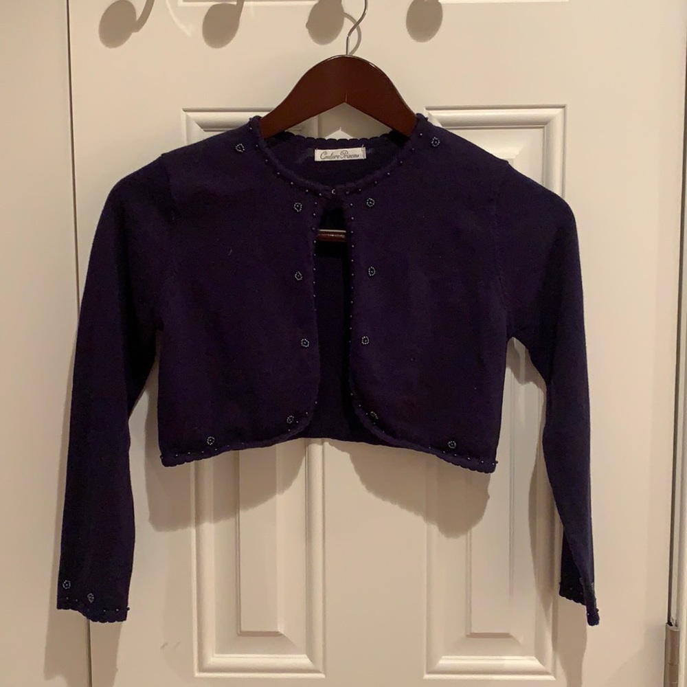 Cardigan with grey pearls, one button in front